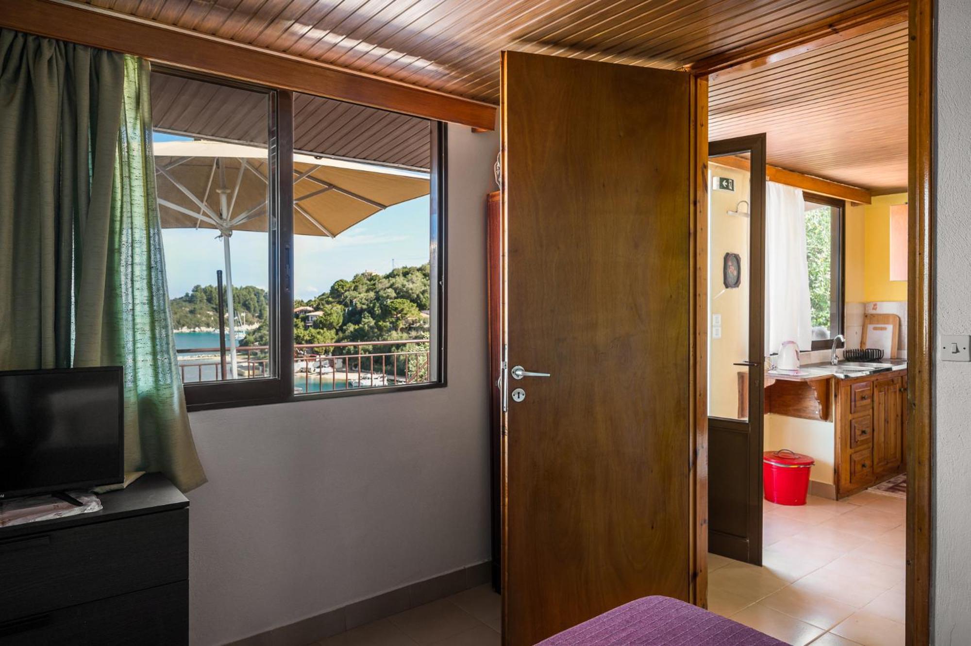 Agaloula Centrally Located Apartments, Lakka エクステリア 写真